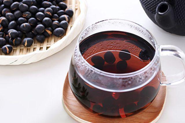 8 lợi ích sức khỏe bất ngờ trong mỗi ly nước đậu đen rang
