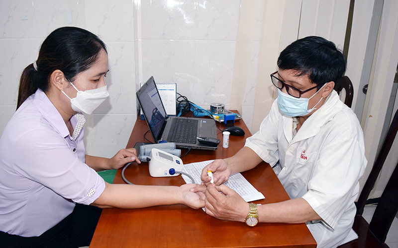 Người dân kiểm tra đường huyết tại phòng tư vấn và khám bệnh không lây nhiễm tại CDC Đồng Nai.